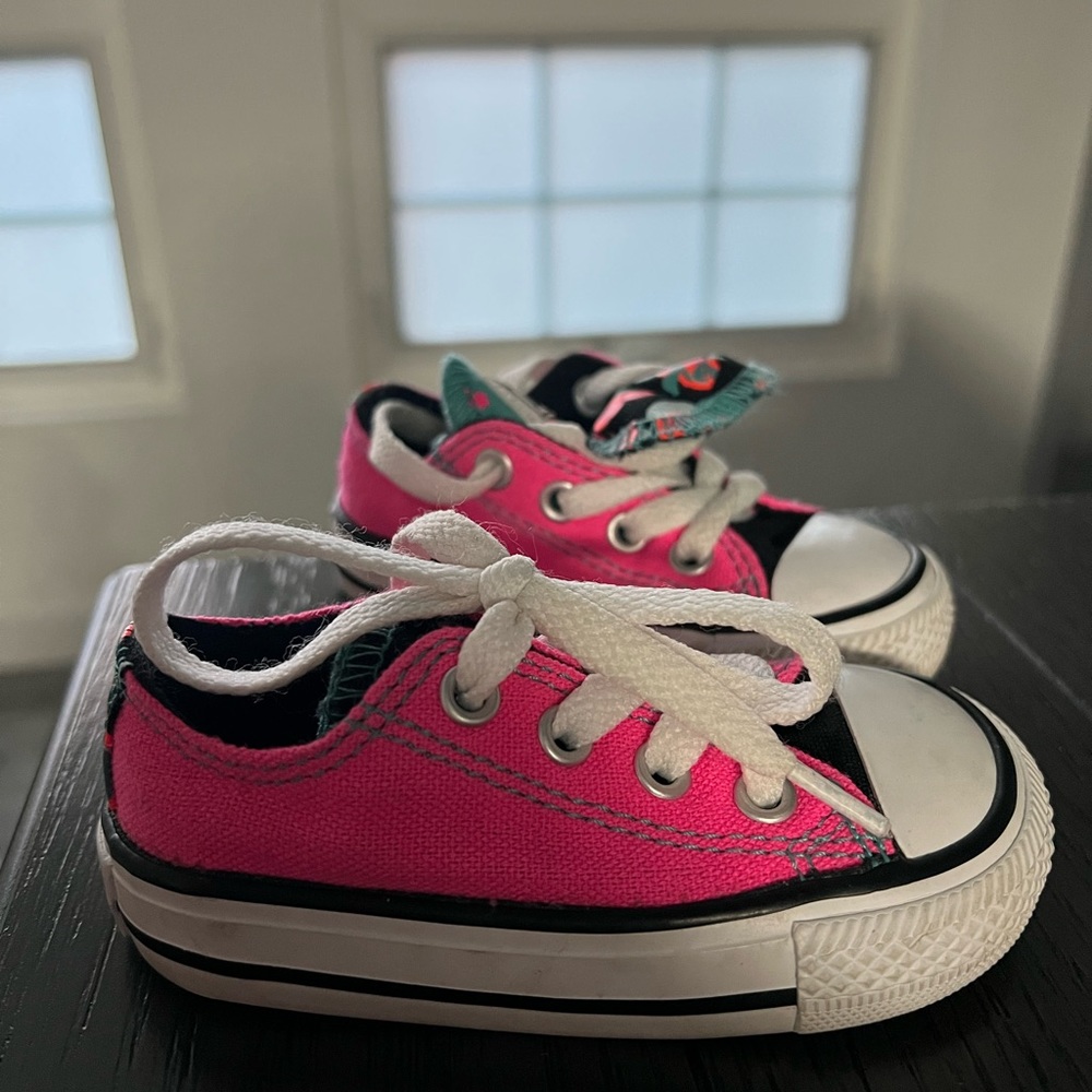 Pink converse - Picture 2 of 3